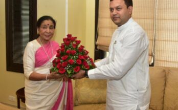 Asha-Bhosale with Minister Amit Deshmukh