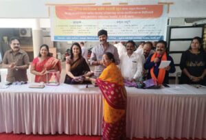 Umbrellas and raincoats distributed to women domestic workers on behalf of Creative Foundation and Sarathi Group क्रिएटिव्ह फाउंडेशन आणि सारथी ग्रुपच्या वतीने घरेलू कामगार महिलांना छत्री व रेनकोट वाटप हडपसर मराठी बातम्या  Hadapsar Latest News Hadapsar News