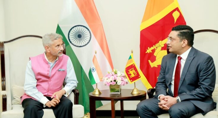 Foreign Affairs Minister Dr. S Jaishankar in Colombo for a two-day tour of Sri Lanka परराष्ट्र व्यवहार मंत्री डॉ. एस जयशंकर श्रीलंकेच्या दोन दिवसीय दौऱ्यासाठी कोलंबोत हडपसर मराठी बातम्या Hadapsar Latest News Hadapsar News