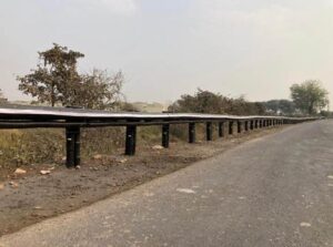 World's first 200-meter-long roadside bamboo barrier (crash barrier), “Bahu Bally जगातील सर्वात पहिले 200 मीटर लांब रस्त्याकडेचे बांबूचे कठडे (क्रॅश बॅरीयर), “बाहु बल्ली हडपसर क्राइम न्यूज ,हडपसर मराठी बातम्या , हडपसर न्युज Hadapsar Crime News, Hadapsar Marathi News, Hadapsar News