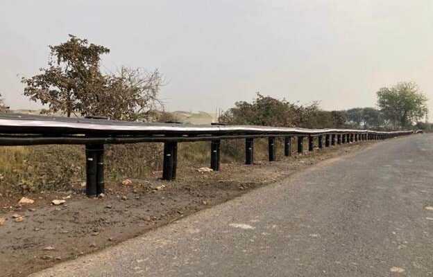 World's first 200-meter-long roadside bamboo barrier (crash barrier), “Bahu Bally जगातील सर्वात पहिले 200 मीटर लांब रस्त्याकडेचे बांबूचे कठडे (क्रॅश बॅरीयर), “बाहु बल्ली हडपसर क्राइम न्यूज ,हडपसर मराठी बातम्या , हडपसर न्युज Hadapsar Crime News, Hadapsar Marathi News, Hadapsar News