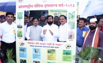 Chief Minister's visit to Agricultural Pandhari Exhibition and Cereal Festival कृषी पंढरी प्रदर्शन व तृणधान्य महोत्सवाला मुख्यमंत्र्यांची भेट हडपसर क्राइम न्यूज, हडपसर मराठी बातम्या, हडपसर न्युज Hadapsar Crime News, Hadapsar Marathi News, ,Hadapsar News