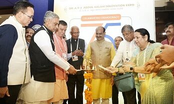 Lok Sabha Speaker Om Birla inaugurated the innovative information display at the National MLA Conference राष्ट्रीय आमदार संमेलनात नाविन्यपूर्ण माहितीच्या प्रदर्शनाचे लोकसभा अध्यक्ष ओम बिर्ला यांच्या हस्ते उद्घाटन हडपसर क्राइम न्यूज, हडपसर मराठी बातम्या, हडपसर न्युज Hadapsar Crime News, Hadapsar Marathi News, ,Hadapsar News