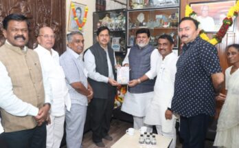 लोकनेते दि.बा.पाटील यांच्या स्मृतीदिनानिमित्त पालकमंत्री उदय सामंत, कौशल्य विकास मंत्री मंगलप्रभात लोढा, आमदार प्रशांत ठाकूर, महेश बालदी आणि अन्य मान्यवरांनी लोकनेते स्व. दि.बा.पाटील यांच्या पनवेल येथील घरी जाऊन त्यांच्या प्रतिमेस अभिवादन केले. Guardian Minister Uday Samant, Skill Development Minister Mangalprabhat Lodha, MLA Prashant Thakur, Mahesh Baldi and other dignitaries visited the People's Leader on the occasion of his memorial day. Went to D.Ba.Patil's house in Panvel saluted his image. हडपसर क्राइम न्यूज, हडपसर मराठी बातम्या, हडपसर न्युज Hadapsar Crime News, Hadapsar Marathi News, ,Hadapsar News