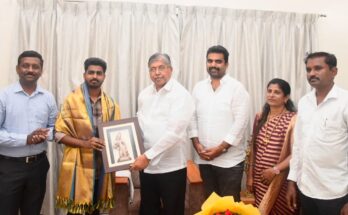 UPSC Passed Siddharth Bhange felicitated by Guardian Minister यूपीएससी उत्तीर्ण सिद्धार्थ भांगेचा पालकमंत्र्यांकडून सत्कार हडपसर क्राइम न्यूज, हडपसर मराठी बातम्या, हडपसर न्युज Hadapsar Crime News, Hadapsar Marathi News, ,Hadapsar News