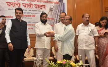 251 eligible mill workers of Bombay Dyeing and Srinivasa Mill have been distributed keys to cottages by Chief Minister Mr Shinde. मुख्यमंत्री श्री.शिंदे यांच्या हस्ते बॉम्बे डाईंग आणि श्रीनिवास मिल यामधील 251 पात्र गिरणी कामगारांना घरकुलांच्या चाव्या वाटप करण्यात आल्या. हडपसर क्राइम न्यूज, हडपसर मराठी बातम्या, हडपसर न्युज Hadapsar Crime News, Hadapsar Marathi News, ,Hadapsar News