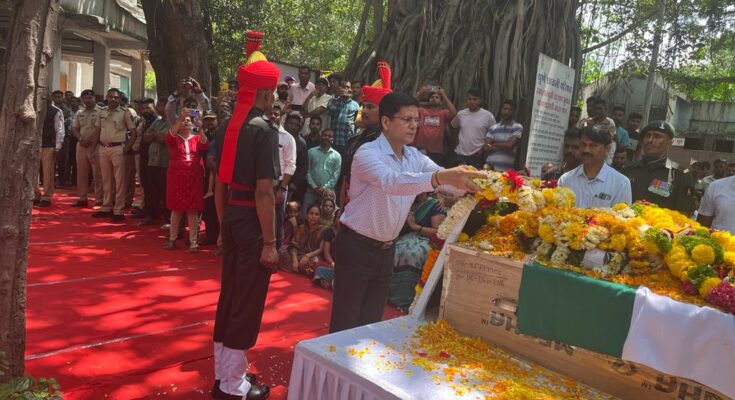 Martyred jawan Dilip Ozarkar was cremated with state honors शहीद जवान दिलीप ओझरकर यांच्या पार्थिवावर शासकीय इतमामात अंत्यसंस्कार हडपसर क्राइम न्यूज, हडपसर मराठी बातम्या, हडपसर न्युज Hadapsar Crime News, Hadapsar Marathi News, ,Hadapsar News