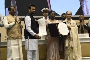 Dadasaheb Phalke Lifetime Achievement Award to Wahida Rehman by President Draupadi Murmu
राष्ट्रपती द्रौपदी मुर्मु यांच्या हस्ते वहिदा रेहमान  यांना  दादासाहेब फाळके’ जीवनगौरव पुरस्कार
हडपसर क्राइम न्यूज, हडपसर मराठी बातम्या, हडपसर न्युज Hadapsar Crime News, Hadapsar Marathi News, ,Hadapsar News
