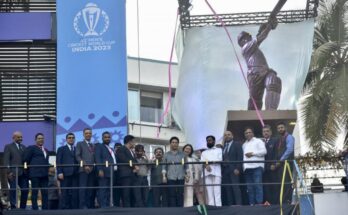 Sachin Tendulkar's full-length statue unveiled at Wankhede Stadium in Dimakha वानखेडे स्टेडियमवरील सचिन तेंडुलकर यांच्या पूर्णाकृती पुतळ्याचे दिमाखात अनावरण हडपसर क्राइम न्यूज, हडपसर मराठी बातम्या, हडपसर न्युज Hadapsar Crime News, Hadapsar Marathi News, ,Hadapsar News