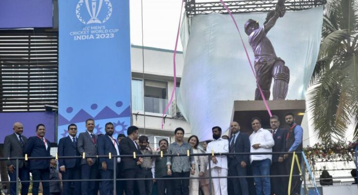 Sachin Tendulkar's full-length statue unveiled at Wankhede Stadium in Dimakha वानखेडे स्टेडियमवरील सचिन तेंडुलकर यांच्या पूर्णाकृती पुतळ्याचे दिमाखात अनावरण हडपसर क्राइम न्यूज, हडपसर मराठी बातम्या, हडपसर न्युज Hadapsar Crime News, Hadapsar Marathi News, ,Hadapsar News