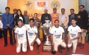 The winning team, Dynamics Achievers, was awarded the Aditya Birla Smriti Polo Cup by the Governor. राज्यपालांच्या हस्ते डायनॅमिक्स अचिव्हर्स या विजेत्या संघाला आदित्य बिर्ला स्मृती पोलो कप देण्यात आला. हडपसर क्राइम न्यूज, हडपसर मराठी बातम्या, हडपसर न्युज Hadapsar Crime News, Hadapsar Marathi News, ,Hadapsar News, Hadapsar Latest News