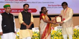 Ashok Saraf honored with National Sahitya Akademi Award
अशोक सराफराष्ट्रीय साहित्य अकादमी पुरस्काराने सन्मानित
हडपसर क्राइम न्यूज, हडपसर मराठी बातम्या, हडपसर न्युज Hadapsar Crime News, Hadapsar Marathi News, ,Hadapsar News
