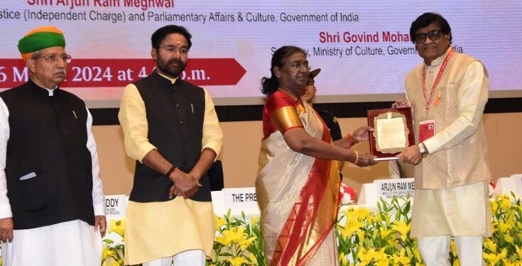 Ashok Saraf honored with National Sahitya Akademi Award अशोक सराफराष्ट्रीय साहित्य अकादमी पुरस्काराने सन्मानित हडपसर क्राइम न्यूज, हडपसर मराठी बातम्या, हडपसर न्युज Hadapsar Crime News, Hadapsar Marathi News, ,Hadapsar News