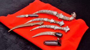 Five medieval daggers and a rare Damascus steel folding knife मध्ययुगीन काळातील पाच खंजीर आणि एक दुर्मीळ दमास्कस पोलादाचा घडीचा चाकू हडपसर क्राइम न्यूज, हडपसर मराठी बातम्या, हडपसर न्युज Hadapsar Crime News, Hadapsar Marathi News, ,Hadapsar News, Hadapsar Latest News 